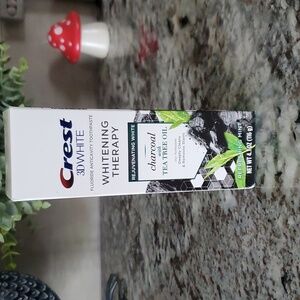 Crest 3D White Charcoal w/ Tea Teee Oil